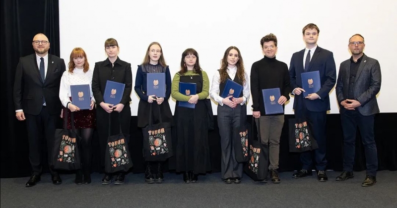 Grupa stypendystów pozuje do wspólnego zdjęcia z prezydentem Pawłem Gulewskim i radnym Piotrem Lenkiewiczem