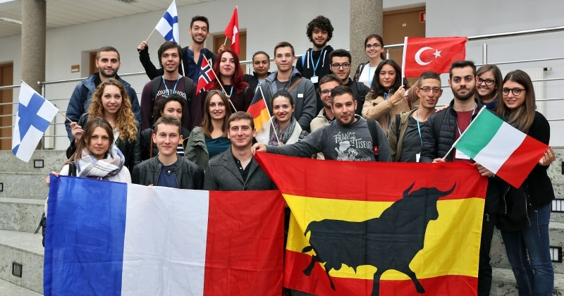 Grupa studentów zagranicznych z flagami