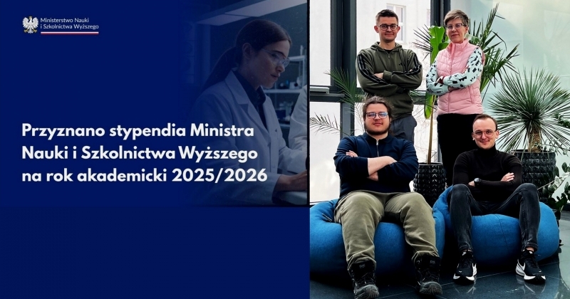 Dwie siedzące osoby na pufach, z tyłu stojące osoby, grafika zawiera też ogłoszenie wyników przyznania stypendiów przez Ministerstwo Nauki