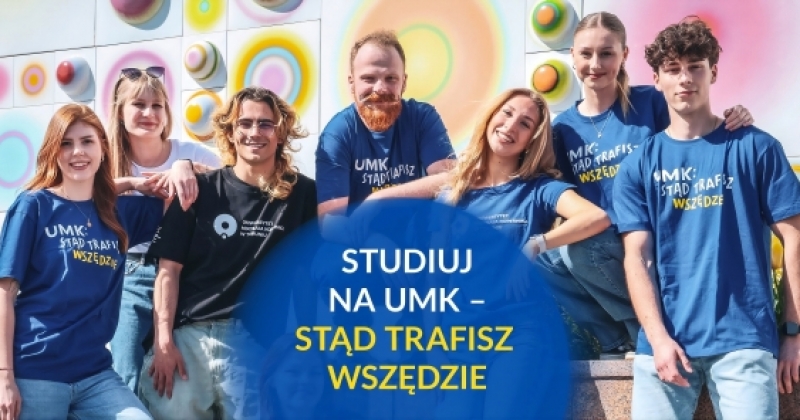 siedmioro uśmiechniętych studentów w niebieskich koszulkach z napisem Studiuj na UMK - stąd trafisz wszędzie