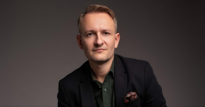 zdjęcie dr Przemysława Krysińskiego na szaro czarnym tle