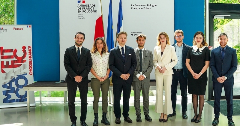 Grupa dotorantów na Europejskim Dniu Doktoranta w Ambasadzie Francji.
