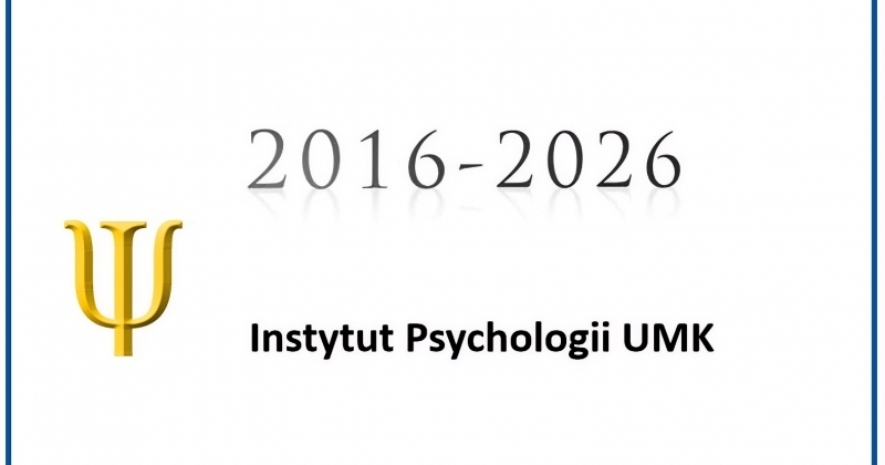 białe tło z tekstem w kolorze czarnym 2016-2026 instytut socjologii umk oraz w dolnej czesci okrągłe niebieskie logo umk WFiNS