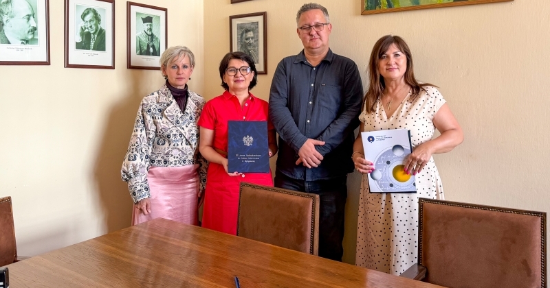 Od lewej strony: mgr Arleta Szatkowska, dziekan prof. Violetta Wróblewska, dr hab. Artur Duda, prof. UMK, dyrektor Agnieszka Nowak
