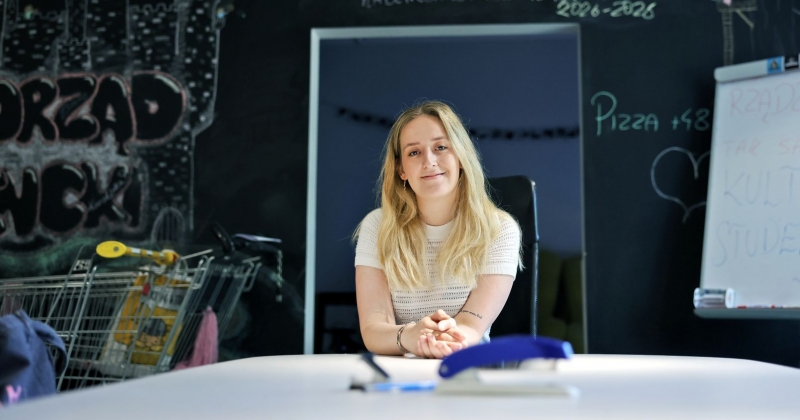 Zuzanna Maciejewska siedzi przy biurku w siedzibie Samorządu Studenckiego.