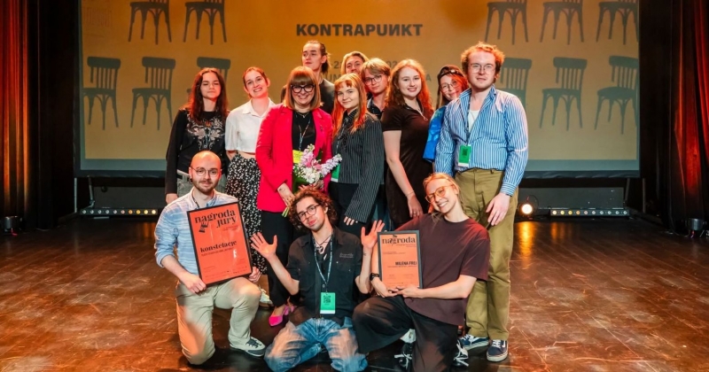 Zdjęcie grupowe ekipy Teatru Antrakt z dyplomami, w tle widać napis "Studencka wiosna teatralna - kontrapunkt"