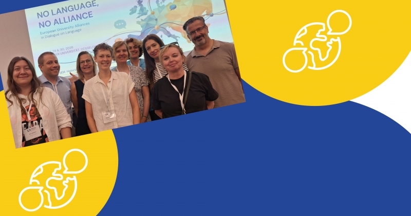 Grupa uczestników konferencji UNIVERSEH 2026 przed ekranem z hasłem ?No Language, No Alliance?.