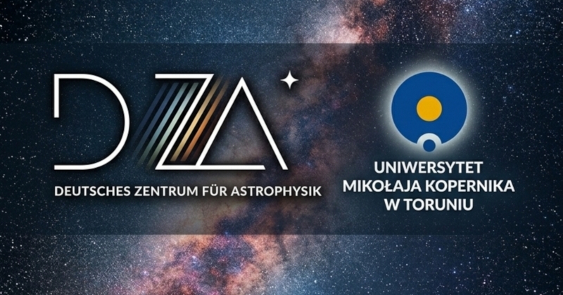 Baner z logotypami Deutsches Zentrum für Astrophysik (DZA) oraz Uniwersytetu Mikołaja Kopernika w Toruniu na tle Drogi Mlecznej.