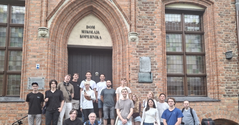 The photos show the participants of the TSSP ExSci 2026 program during a guided tour of Toruń's Old Town and during scientific lectures.