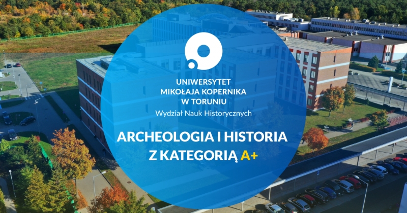 Grafika przedstawia widok z góry na budynek Collegium Humanisticum Uniwersytetu Mikołaja Kopernika w Toruniu z nałożonym dużym, niebieskim kołem, wewnątrz którego znajduje się logo uczelni oraz biały napis informujący o przyznaniu Wydziałowi Nauk Historycznych kategorii A+ w dyscyplinach archeologii i historii.