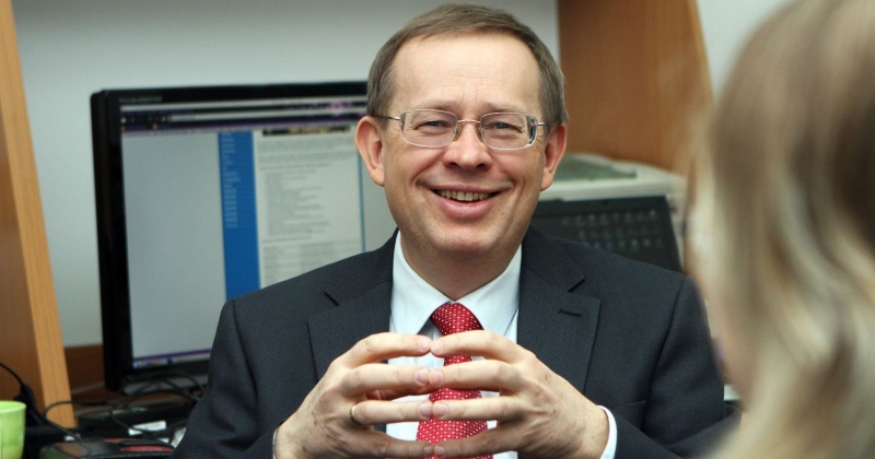 Portret prof.esora Wiesława Nowaka, kierownika Katedry Biofizyki na Wydziale Fizyki, Astronomii i Informatyki Stosowanej UMK