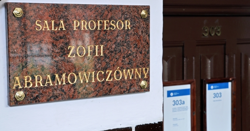 Tablica upamiętniająca prof. Zofię Abramowiczównę przy sali 303 w Collegium Maius.