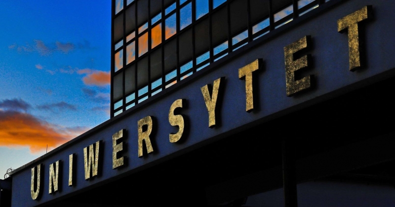 Zbliżenie na napis "Uniwersytet" przy rektoracie UMK