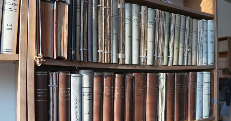 Regały z książkami w Bibliotece WH w Collegium Maius.