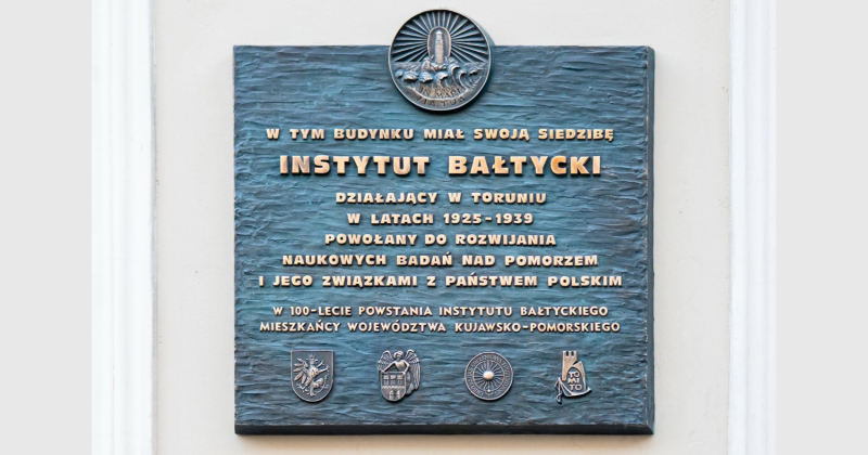 Tablica pamiątkowa poświęcona Instytutowi Bałtyckiemu, odsłonięta na fasadzie kamienicy przy ul. Żeglarskiej 1 w Toruniu, upamiętnia pierwszą siedzibę instytucji działającej w latach 1925?1939 i prowadzącej badania nad Pomorzem oraz jego związkami z państwem polskim.