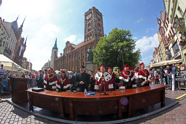 W ramach obchodów przy pomniku Mikołaja Kopernika na Rynku Staromiejskim odbyło się uroczyste posiedzenie Senatu UMK. [fot. Andrzej Romański]