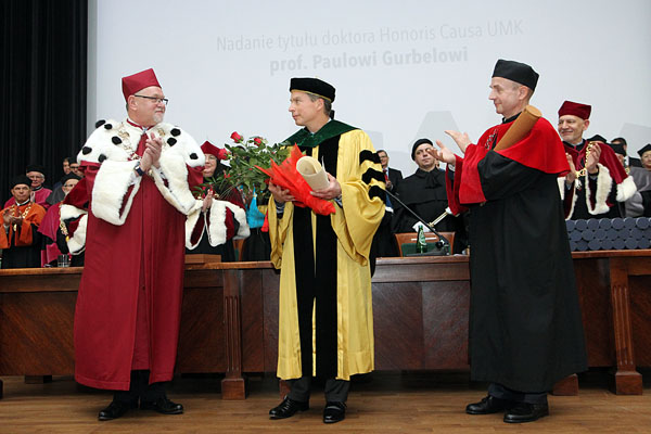Prof. Paul Alfred Gurbel (w środku) - Doctor Honoris Causa UMK [fot. Andrzej Romański]