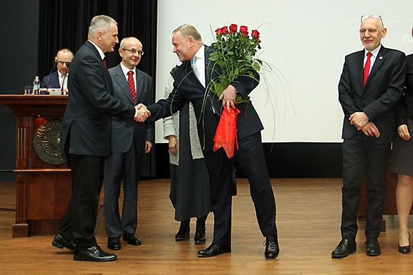 Rektor UMK przyjmuje gratulacje od prof. Jana Styczyńskiego, prorektora ds. Collegium Medicum [fot. Andrzej Romański]