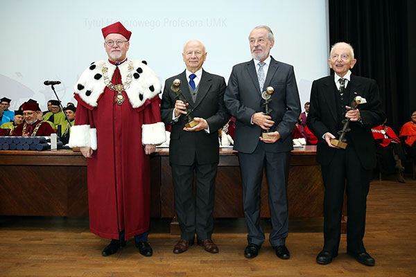 Rektor UMK z (od lewej) prof. R. Ossowskim, prof. I. Mikołajczykiem i prof. S. Salmonowiczem [fot. Andrzej Romański]