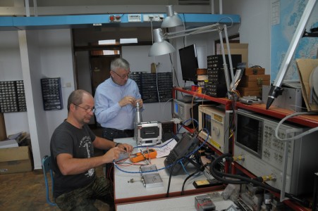 Measurements of microwave components of the receiver, MSc Eugeniusz Pazderski, MSc Wojciech Szymański [photo: Dr. Paweł Wolak]
