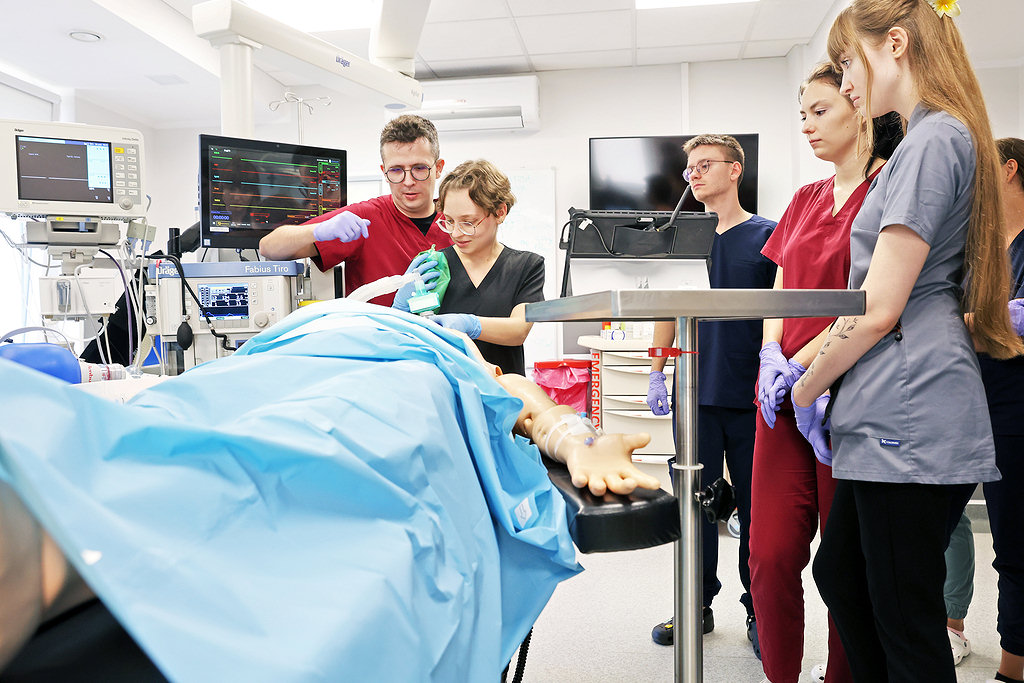 Medical training on a medical mannequin at the Centre for Medical Simulations of the NCU Collegium Medicum [photo: Andrzej Romański]