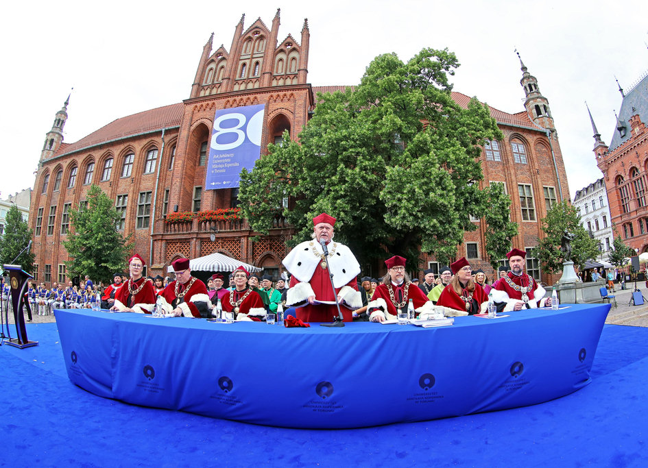 A formal session of the NCU Senate in the Old Town Market Square in Toruń [photo: Andrzej Romański]