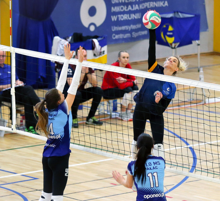 Female athletes playing volleyball at the NCU University Sports Centre [photo: Andrzej Romański]