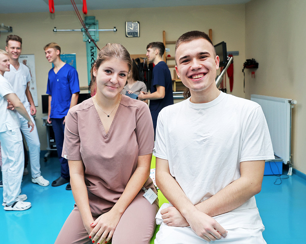 SStudents of the NCU Collegium Medicum sitting on chairs and smiling [photo: Andrzej Romański]