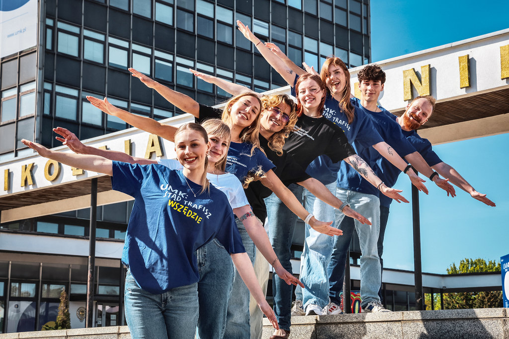 NCU students wearing T-shirts with the slogan: Stąd trafisz wszędzie (From here you can get anywhere) [photo: Andrzej Romański]