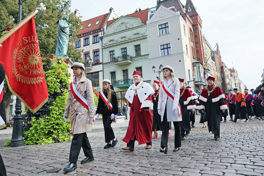 Rectors and students in a procession during the Nicolaus Copernicus birthday celebrations [photo: Andrzej Romański]