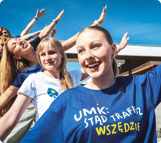 Studenci studiów medycznych na warsztatach z obsługi aparatury ratującej życie