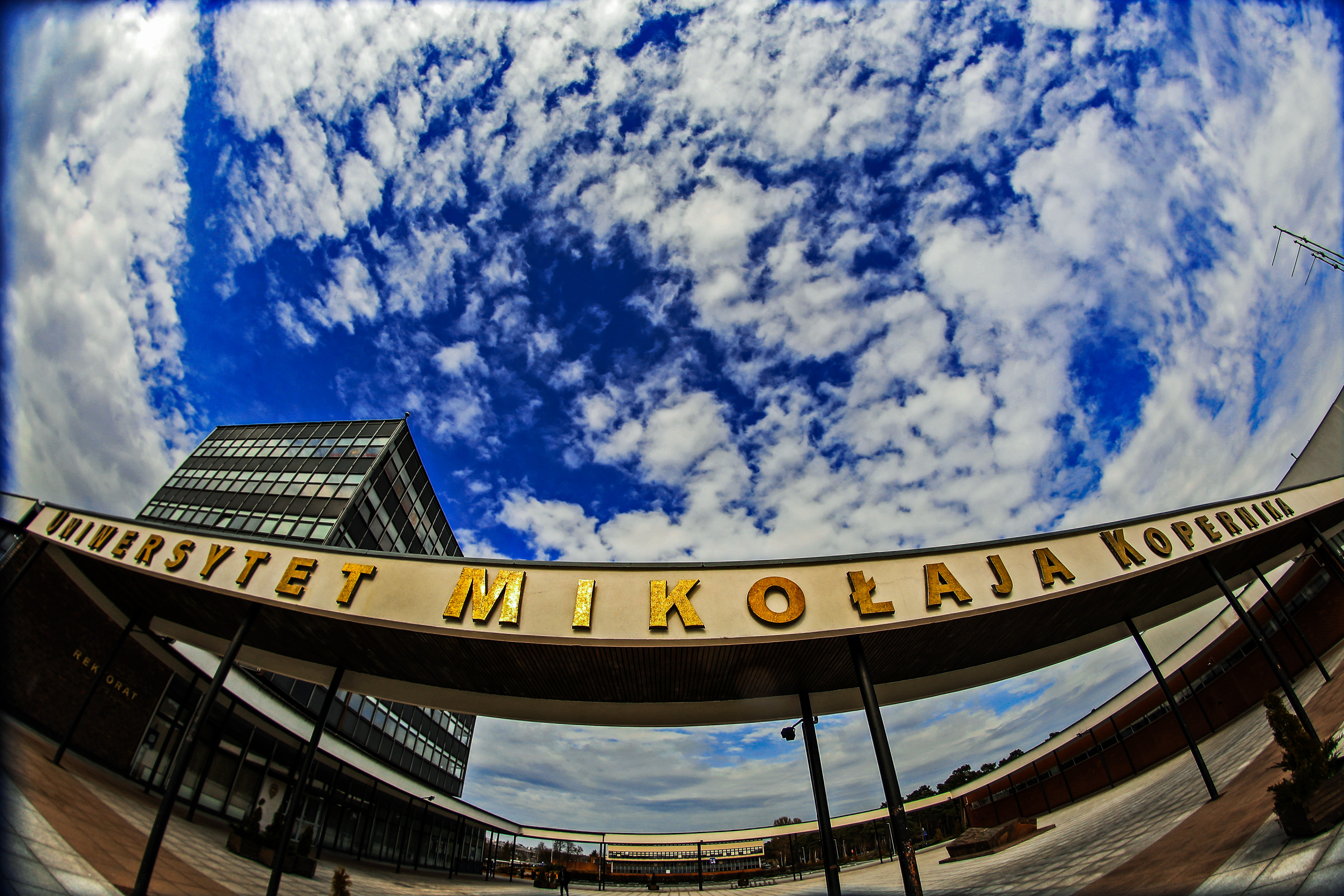 Widok na rektorat i napis Uniwersytet Mikołaja Kopernika