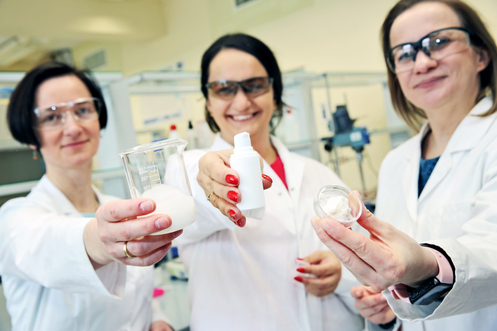 Trzy naukowczynie w fartuchach laboratoryjnych