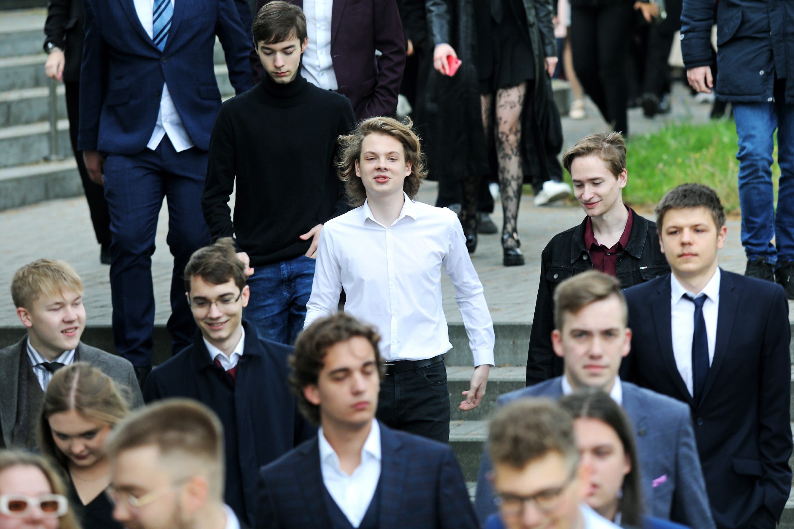 grupa student&oacute;w w strojach galowych
