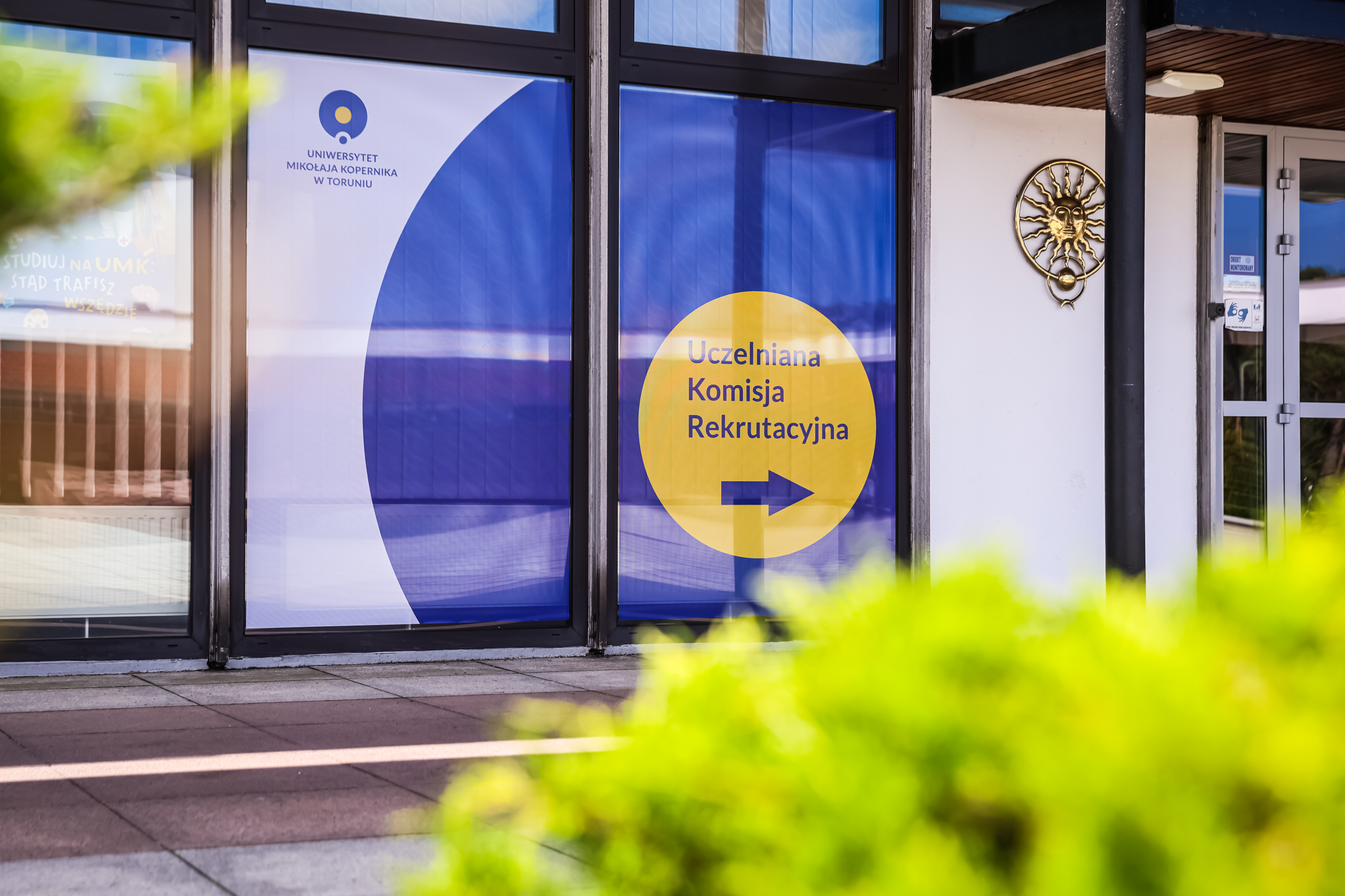 Napis Uczelniana Komisja Rekrutacyjna na rektoracie UMK