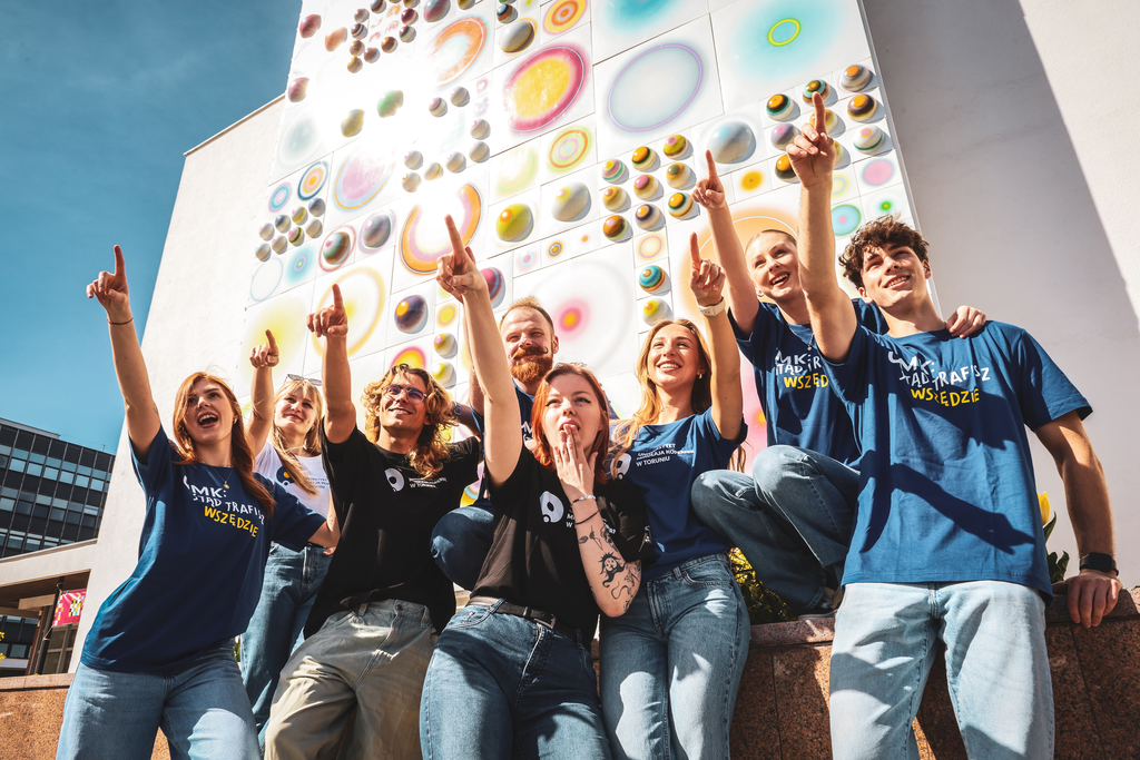 Grupa student&oacute;w przed Aulą UMK.