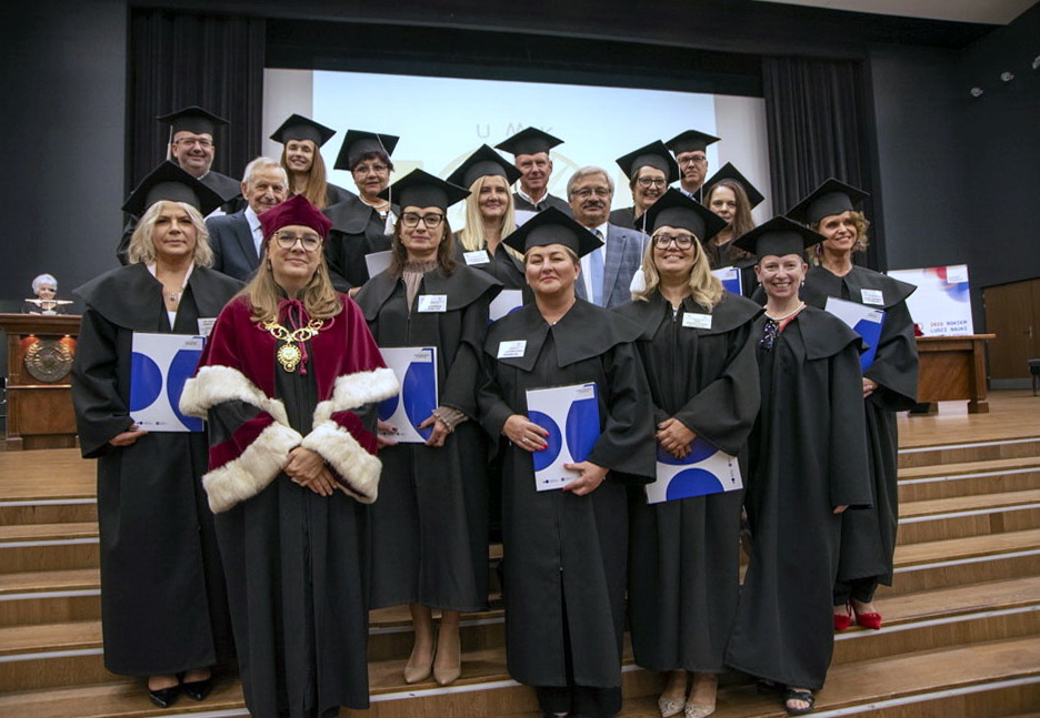 A photo showing a group of alumni in togas.