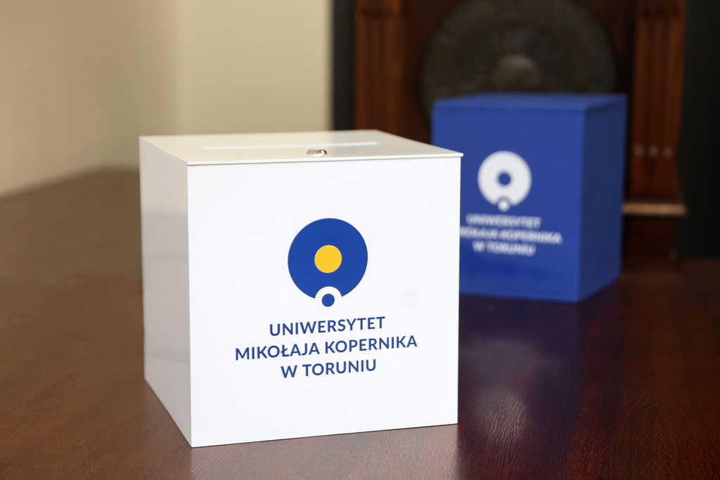 Urny wyborcze z logo UMK.