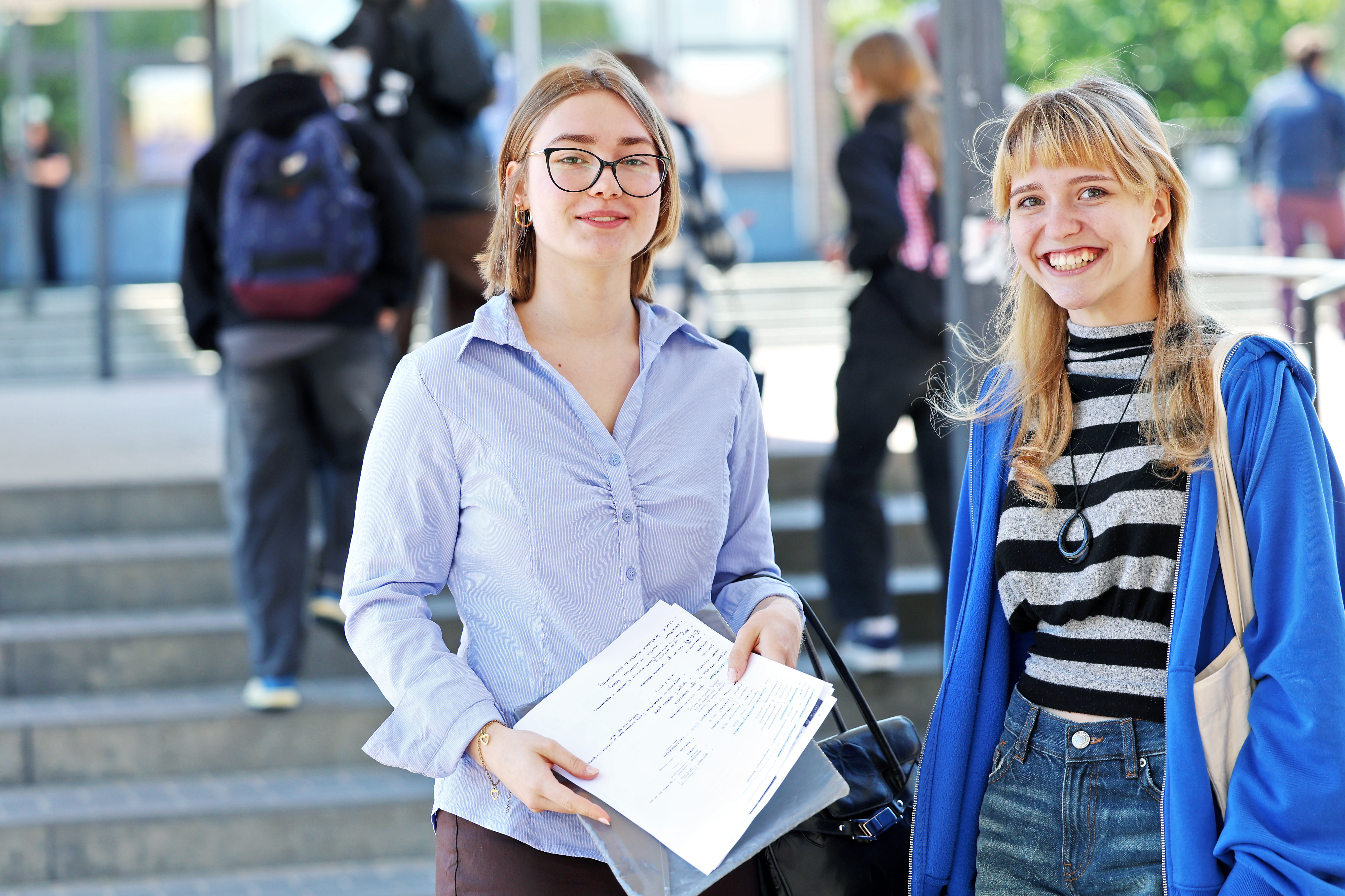 Dwie uśmiechnięte studentki na kampusie