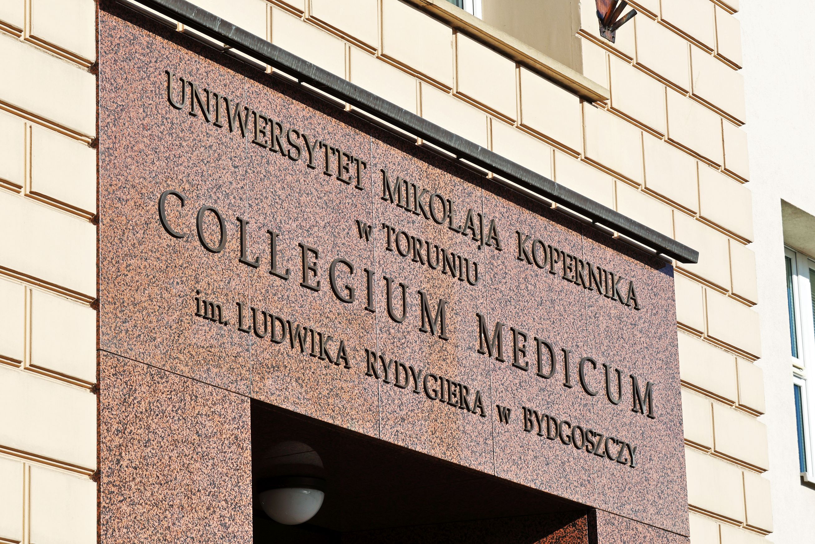 Napis nad wejściem do Collegium Medicum w Bydgoszczy