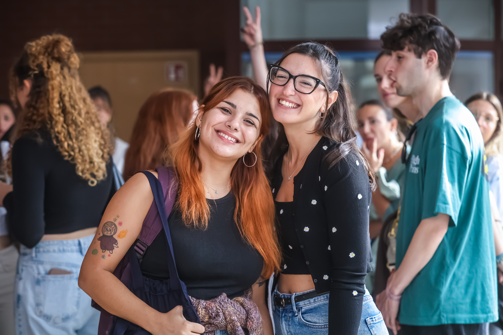 Dwie uśmiechnięte studentki