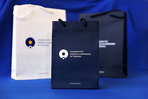 Torba papierowa mała z logo UMK Torba papierowa mała z logo UMK