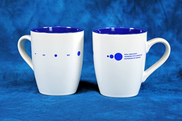 Biały kubek ceramiczny z niebieskim logiem roku jubileuszy