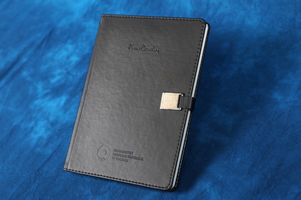 Pierre Cardin notes sredni