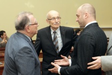 Od lewej: prof. Zbigniew Kwieciński, prof. Włodzimierz Wincławski - pierwszy dyrektor Instytutu oraz prof. Tomasz Szlendak - obecny dyrektor [fot. Andrzej Romański]