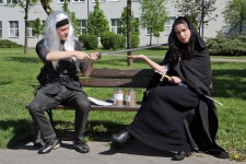 Wiedźmin Krzysiek/Geralt i wiedźma Aneta/Yennefer zapraszają na Juwenalia [fot. Andrzej Romański]