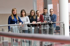 Organizatorzy Dnia na UMK (od lewej): doktorantki Katarzyna Rogalska i Natalia Pałka oraz studenci Julia Trzeciakowska, Monika Boruta, Krzysztof Kaszyński i Marek Placiński [fot. Andrzej Romański]