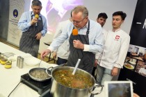 Obiad prezydencko-rektorski na Toruńskim Festiwalu Smaków (1.04.2017, Centrum Targowe  [fot. Andrzej Romański]
