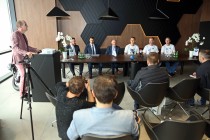 Konferencja prasowa nt udziału wioślarzy AZS UMK w regatach wioślarskich w Bostonie (salon BMW w Bydgoszczy, 5.10.2018) [fot. Andrzej Romański]