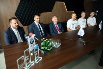 Konferencja prasowa nt udziału wioślarzy AZS UMK w regatach wioślarskich w Bostonie (salon BMW w Bydgoszczy, 5.10.2018) [fot. Andrzej Romański]